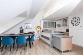 Edinburgh Deluxe Duplex with Garage